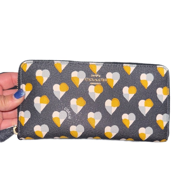 Coach Accordion Zip Wallet w/ Checkered Heart Print- Midnight & Light Gold NWOT - Picture 1 of 4